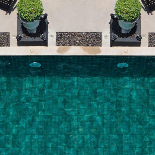 2023-EARTH-SINGAPOUR-VERDE-15X15-DA-VINCI-CERAMICA-TILE-AMBIENTE-1200x500